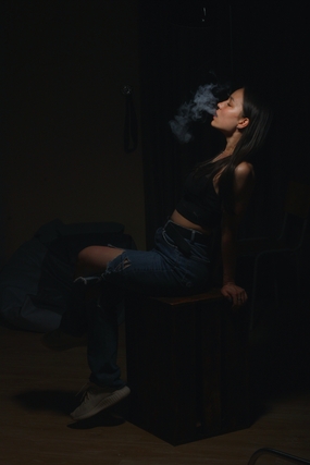 吐云吐雾黑色艺术性感美女图片写真